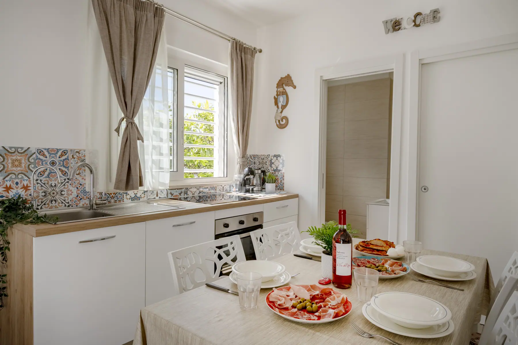 Cucina e tavola apparecchiata