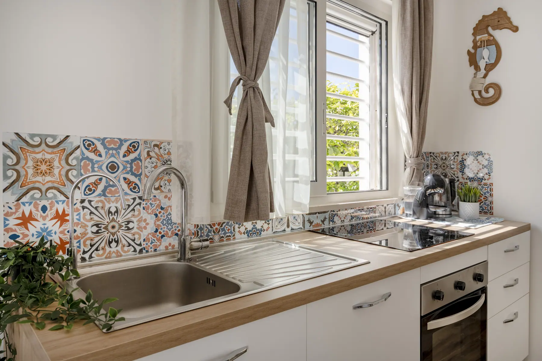 Cucina con piastrelle decorate