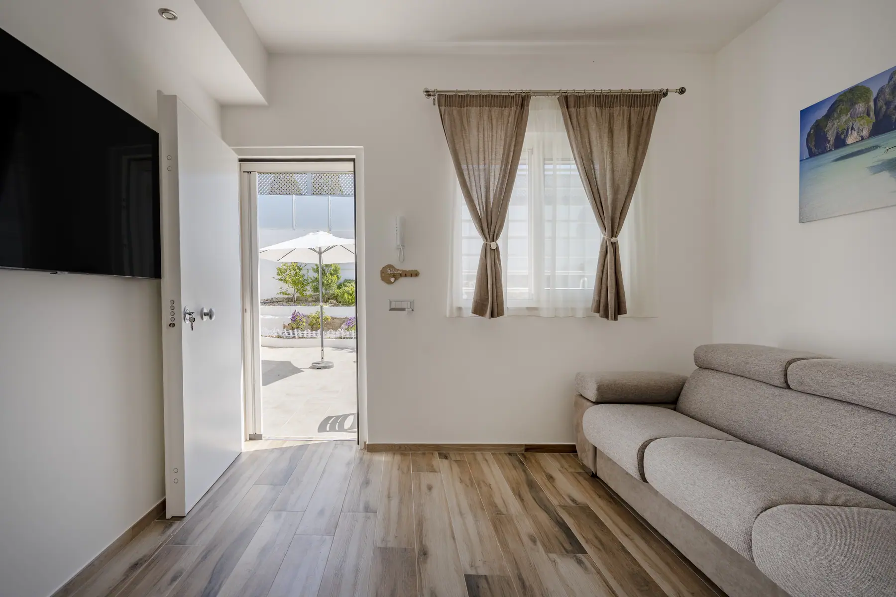 Living con porta aperta sull'esterno