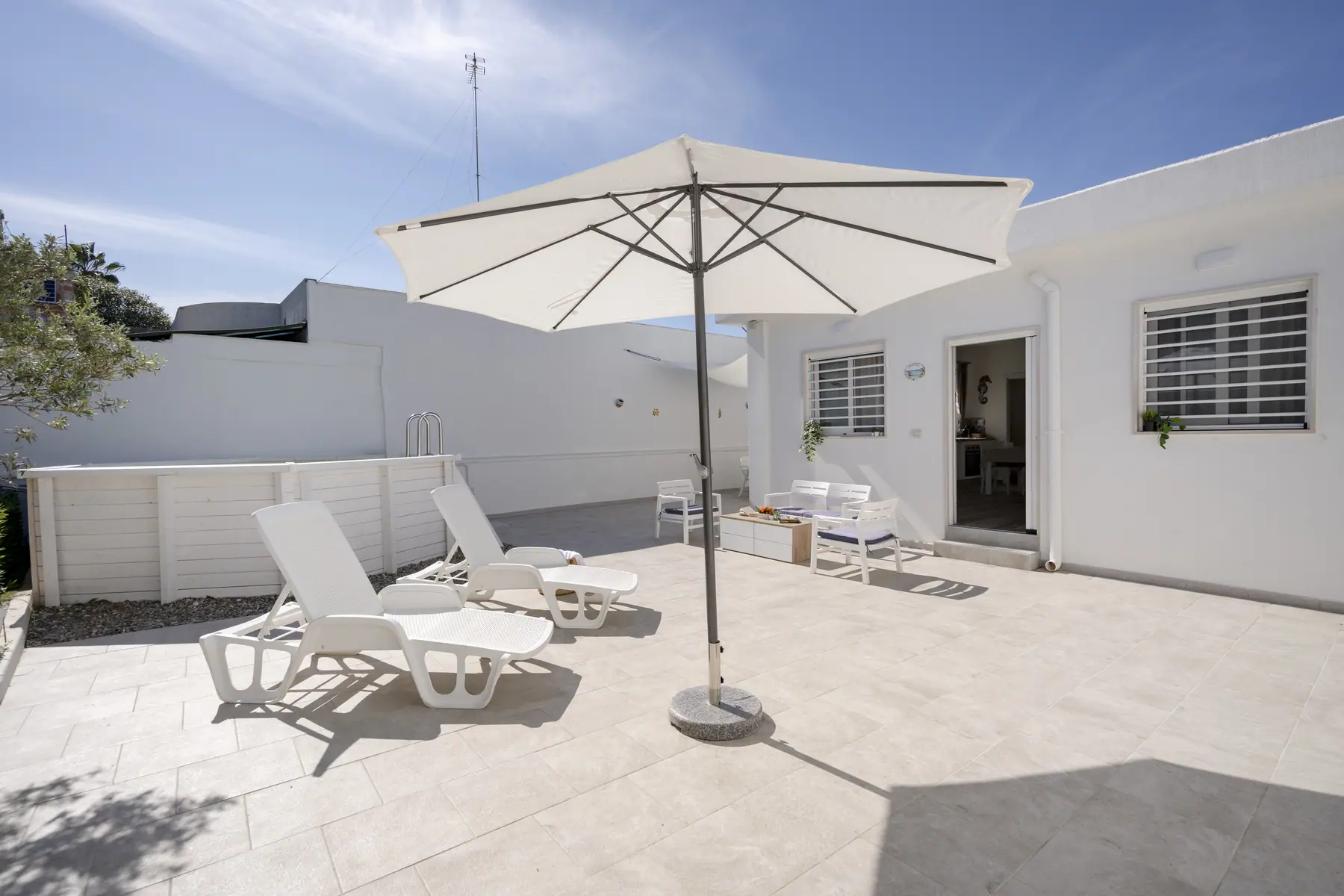 Terrazza con lettini